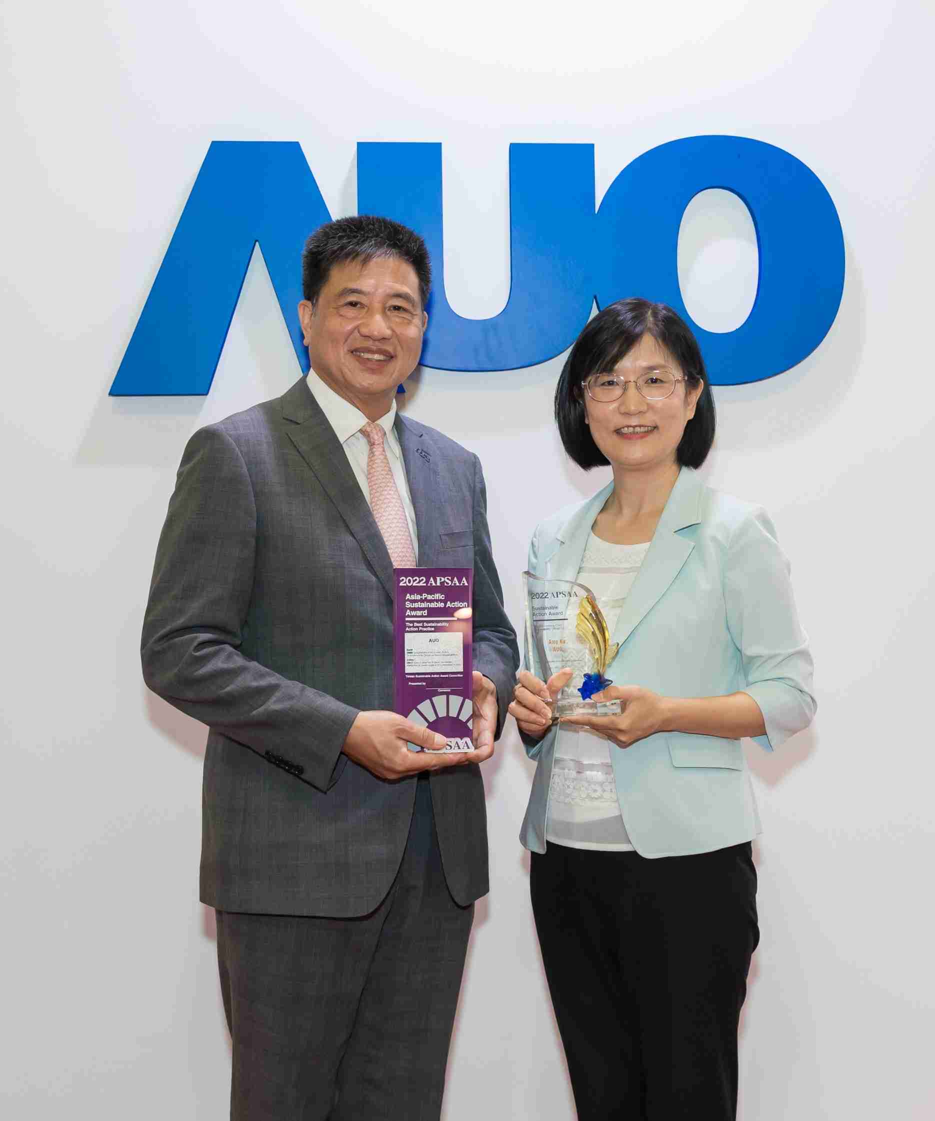 NG大舞台长期垫筑永续远景的基石，，透过ESG暨气候委员会逐步实践永续策略蓝图。。。其中，，，NG大舞台光电永续长古秀华带领团队、、、、制定中长期目标，，缔造多面向亮眼表现，，，获得「顶尖永续长奖」的个人奖殊荣（左：NG大舞台光电董事长暨执行长彭双浪，，，右：NG大舞台光电永续长古秀华）