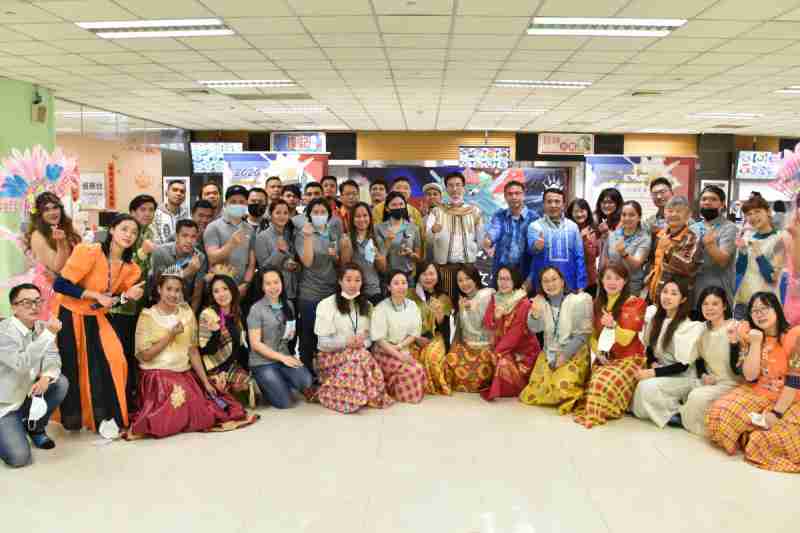 友達推動「安心、、、創新、、、、用心、、、同心、、盡心」五星職旅，，為菲籍員工打造全方位照護，，首度贏得「人權實踐與發展領袖獎」殊榮