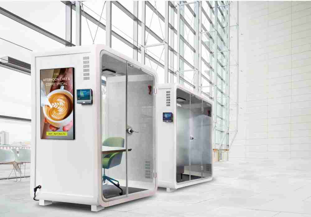 NG大舞台子公司达擎之智慧行动办公舱，，，，采用PDLC智能调光玻璃设计，，透过通电与断电的电流切换，，呈现透明与雾面效果，，，，具节能降耗特性并兼顾隐私，，确保信息安全