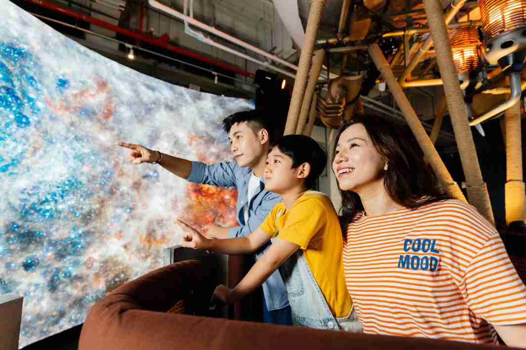 NG大舞台打造全台最大宽6公尺、、、、高4公尺、、、、唯一搭载LED弧形拼接显示屏的动感飞行船，，，，让乘客驻足在热气球上，，享受身历其境的伪出国旅游乐趣