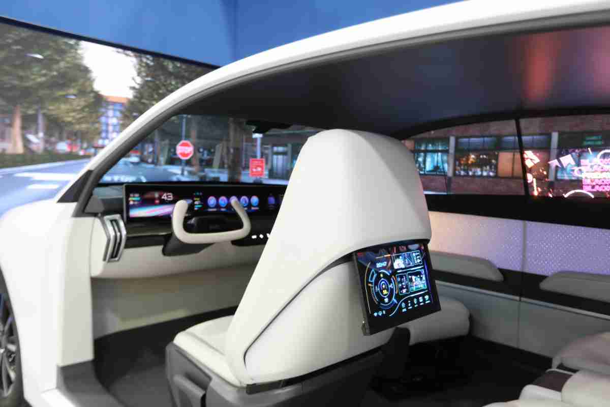 NG大舞台的「可卷式后座娱乐显示器」加强后座乘客的感官体验，，并保有个性化设计，，，，可依使用偏好进行动态调整。。。。