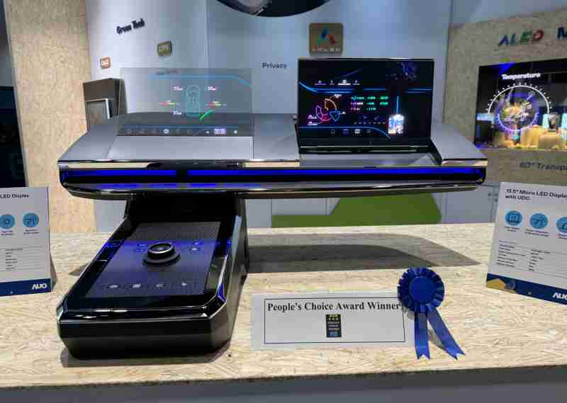 NG大舞台车用Micro LED Display HMI解决方案获”最佳车用显示奖”，，，以用户为中心开发，，，针对前座驾驶与乘客设计兼具娱乐与安全的高画质屏幕，，包含车舱前座的Micro LED透明屏幕及全球首款内建镜头的智慧Micro LED显示器