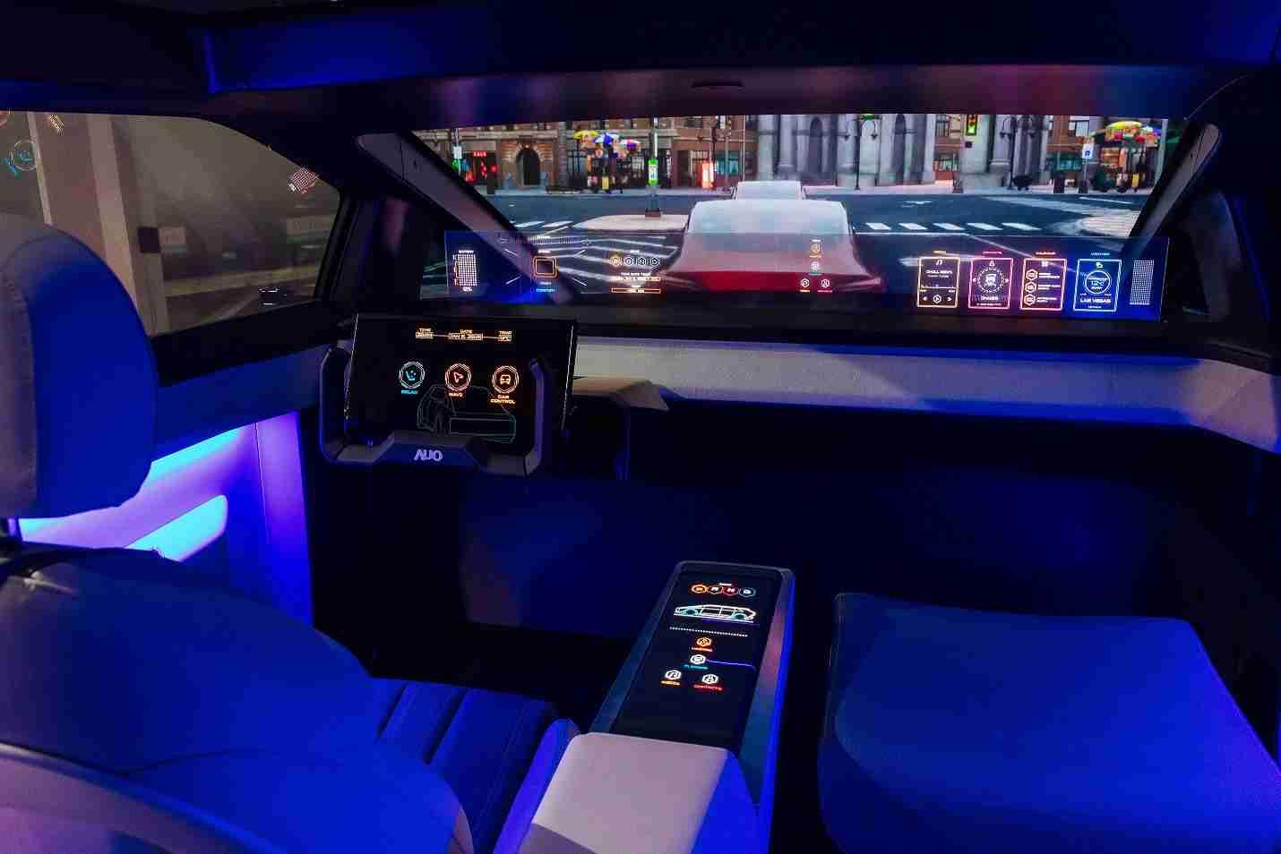 NG大舞台连续四年入围科睿唯安全球百大创新机构，，专利布局科技与绿色创新前沿。。。图为NG大舞台发挥先进显示科技Micro LED多元尺寸与型态应用优势所打造之智能车舱；同时，，，，NG大舞台已于全球累积取得4500件节能减碳相关的专利证书，，当中2024年Micro LED年度获证量占比已超过8成